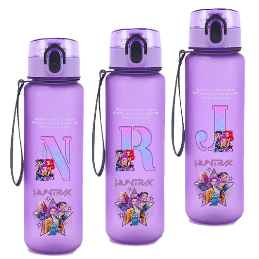 🧃 Gourde KPOP Demon Hunters – 650 ml avec Paille Intégrée et Design Alphabet