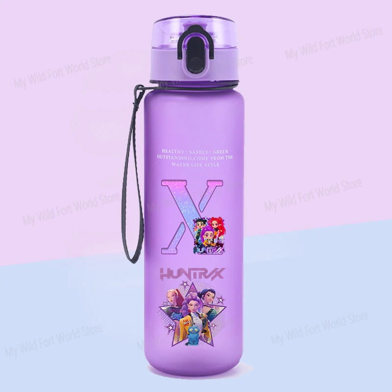 🧃 Gourde KPOP Demon Hunters – 650 ml avec Paille Intégrée et Design Alphabet