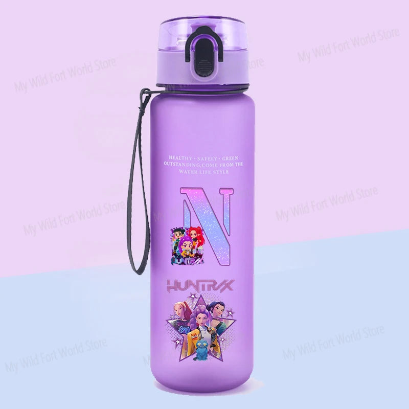 🧃 Gourde KPOP Demon Hunters – 650 ml avec Paille Intégrée et Design Alphabet