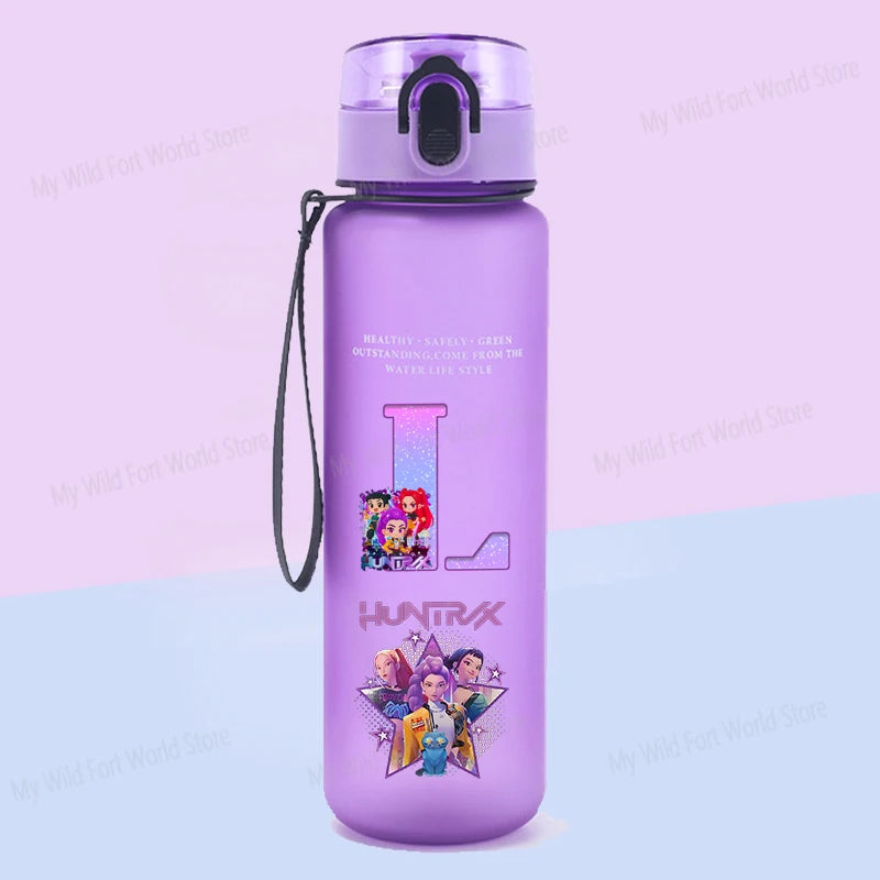 🧃 Gourde KPOP Demon Hunters – 650 ml avec Paille Intégrée et Design Alphabet
