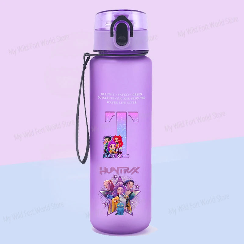 🧃 Gourde KPOP Demon Hunters – 650 ml avec Paille Intégrée et Design Alphabet